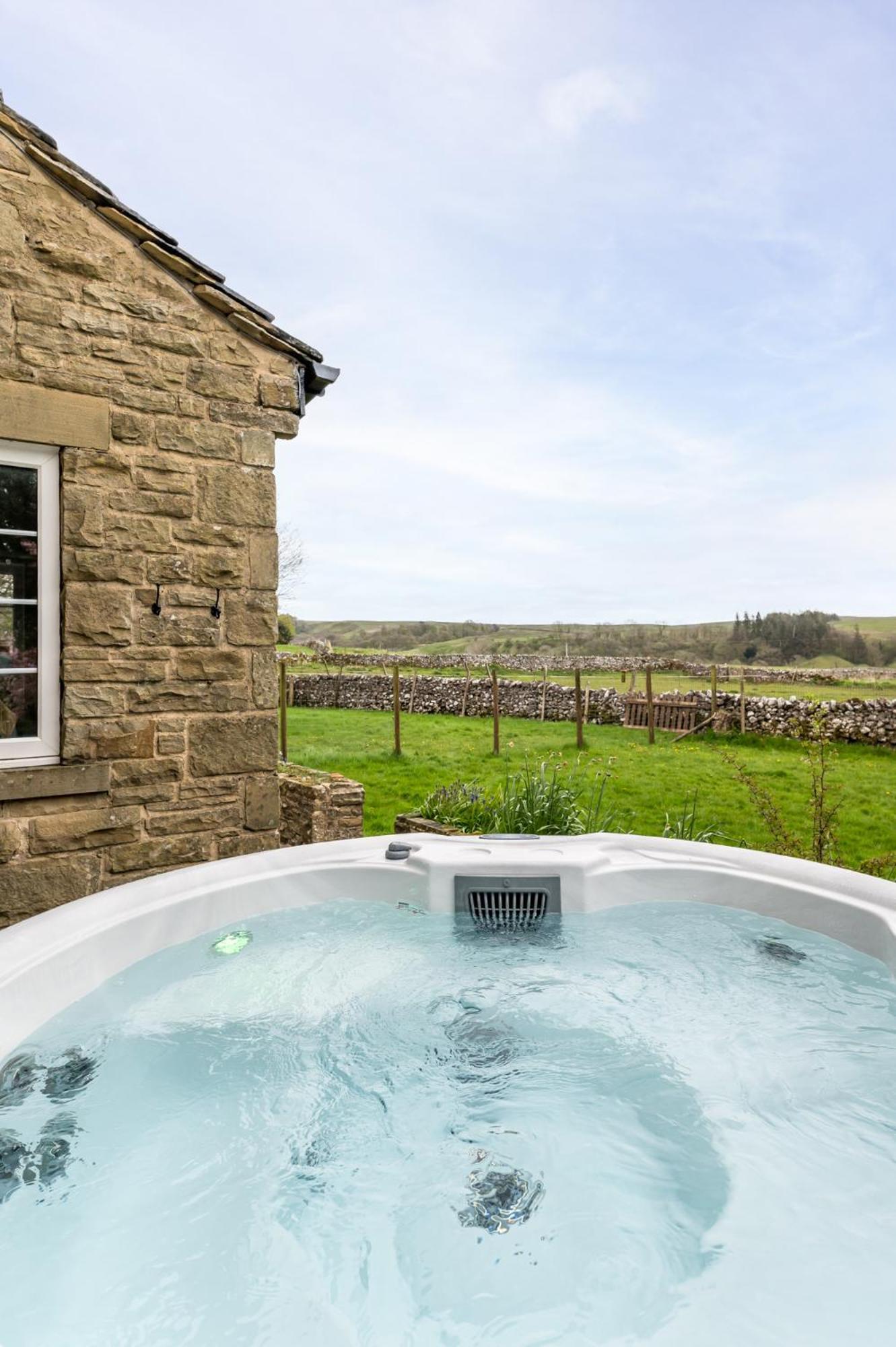 Central Malham Wellbeing Escape With Hot Tub Sleeps 8 외부 사진
